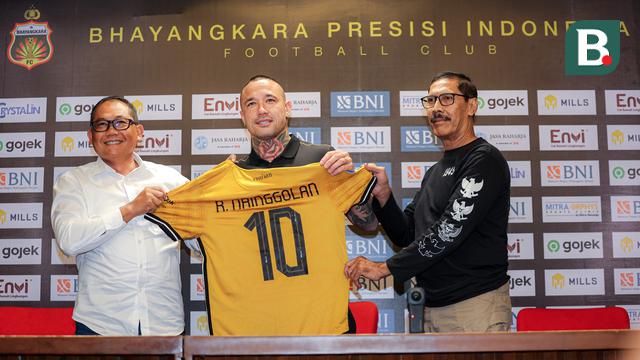 Foto: Direkrut dengan Harga Fantastis, Radja Nainggolan Resmi Dikenalkan Bhayangkara FC untuk Putaran Kedua BRI Liga 1 2023/2024