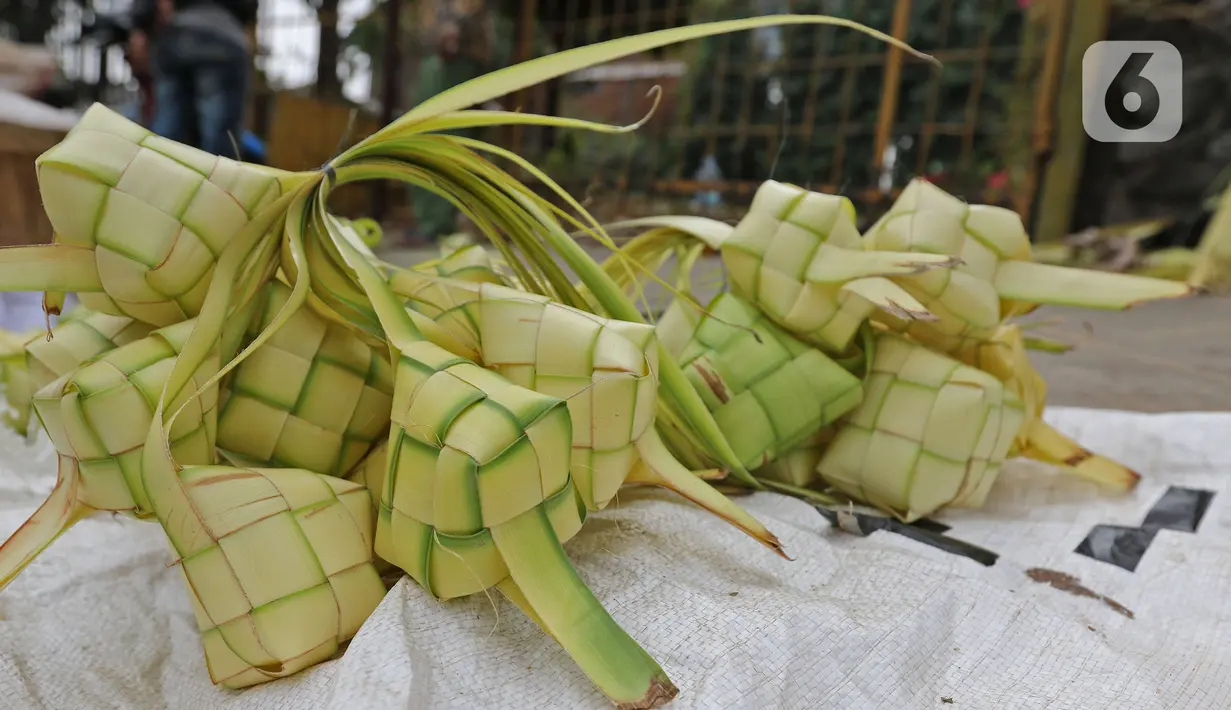 Kulit ketupat dijajakan di kawasan Cibubur, Jakarta, Rabu (30/7/2020). Pedagang musiman menjelang Idul Adha tersebut menjual kulit ketupat dengan harga Rp 10 ribu, sedangkan ketupat yang siap untuk dihidangkan seharga Rp 30 ribu. (Liputan6.com/Herman Zakharia)