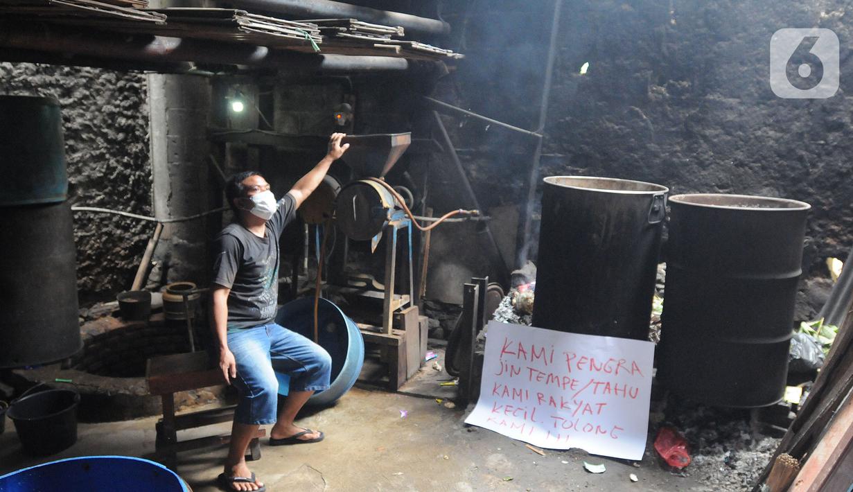 Perajin tempe melakukan aksi mogok produksi di Sentra Produksi Tempe Kelurahan Tugu, Cimanggis, Depok, Senin (21/02/2022).  Harga kedelai impor yang mencapai Rp1,1 juta/kwintal membuat ratusan perajin tahu-tempe di Jabodetabek menggelar mogok produksi tiga hari ke depan. (merdeka.com/Arie Basuki)