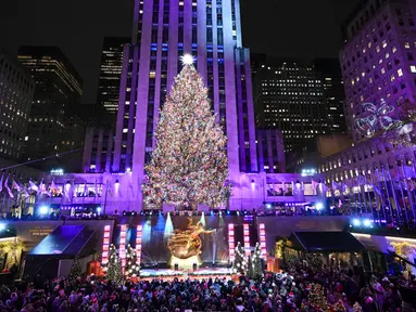 Pohon Natal Rockefeller Center menyala selama upacara penyalaan di New York, Amerika Serikat, Rabu (29/11/2023). Pohon cemara Norwegia setinggi 80 kaki dan seberat 12 ton dari Vestal, NY, dihiasi dengan lebih dari 50.000 lampu LED multi-warna dan hemat energi. (Diane Bondareff/AP Images for Tishman Speyer)