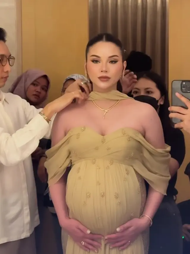 Gaun dan Kebaya Bumil Alyssa Daguise di Pernikahan El Rumi dan Syifa Hadju