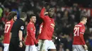 Romelu Lukaku (tengah) menrayakan gol bersama rekan-rekannya saat melawan Derby County pada laga PIala FA di Old Trafford, Manchester, (5/1/2018). Manchester United menang 2-0. (AFP/Lindsey Parnaby)