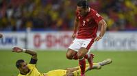 Penyerang Timnas Indonesia, Ezra Walian, berduel dengan bek Malaysia, Junior Eldstal, pada laga Grup B Piala AFF 2020. (AFP/Roslan Rahman)