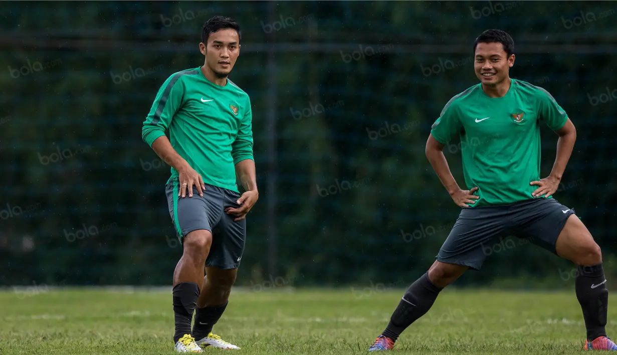 Mantan gelandang Persib, Dedi Kusnandar, tampak berbincang dengan bek Persija, Gunawan Dwi Cahyo, saat latihan bersama Timnas Indonesia di Lapangan SPH Sentul, Jawa Barat, Kamis (1/12/2016). (Bola.com/Vitalis Yogi Trisna)