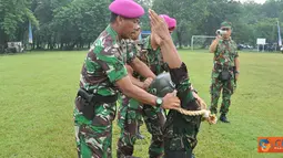 Citizen6, Surabaya: Kobangdikal kembali mendidik 438 orang calon tamtama yang dikemas dalam program Dikmata TNI AL Angkatan ke-32 di Lapangan Dakota Puslatdiksarmil, Juanda, Kamis (5/4). (Pengirim: Penkobangdikal)
