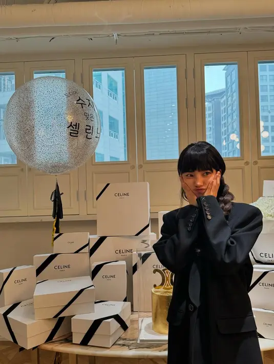 Serba hitam, Bae Suzy padukan oversized blazer dengan dress hitam. Bisa jadi outfit dinner yang semi formal namun tetap rapi [@skuukzky]