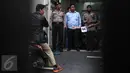 Polisi melakukan gelar prarekonstruksi kasus perampokan dan pembunuhan di perumahan Pulomas, Jakarta Timur, Jumat (6/1). Prarekonstruksi ini menghadirkan satu orang tersangka yaitu Ridwan Sitorus alias Ius Pane. (Liputan6.com/Faizal Fanani)