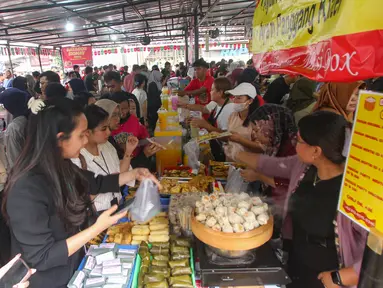 Aktivitas jual beli di Pasar Takjil Ramadan, Bendungan Hilir (Benhil), Jakarta, Senin (23/2/2026). Ramadan 1447 Hijriah, pasar Takjil Ramadan di kawasan Bendungan Hilir, Jakarta kembali dipadati warga yang berburu hidangan untuk berbuka puasa. (merdeka.com/Arie Basuki)