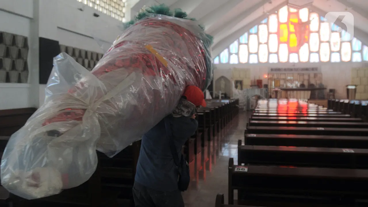 FOTO: Jelang Natal, Gereja Mulai Bersolek