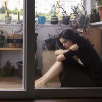 Seseorang dengan trust issue terkadang memilih untuk mengisolasi diri dari orang lain/copyright freepik