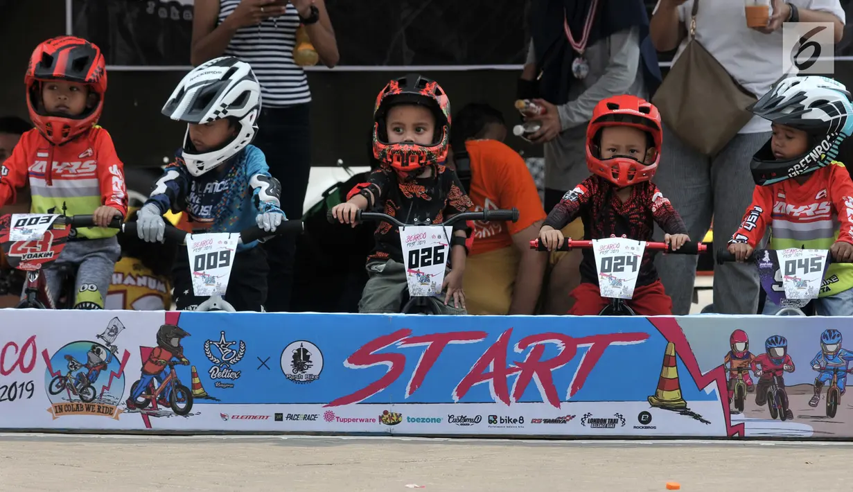 Pembalap balita bersiap mengikuti kejuaraan sepeda kategori Push Bike dalam BMX Bearco Fest 2019 di Jakarta International BMX Track, Minggu (25/8/2019). Kejuaraan yang pesertanya menggunakan sepeda keseimbangan tersebut diikuti anak kategori 2-5 tahun. (merdeka.com/Iqbal Nugroho)