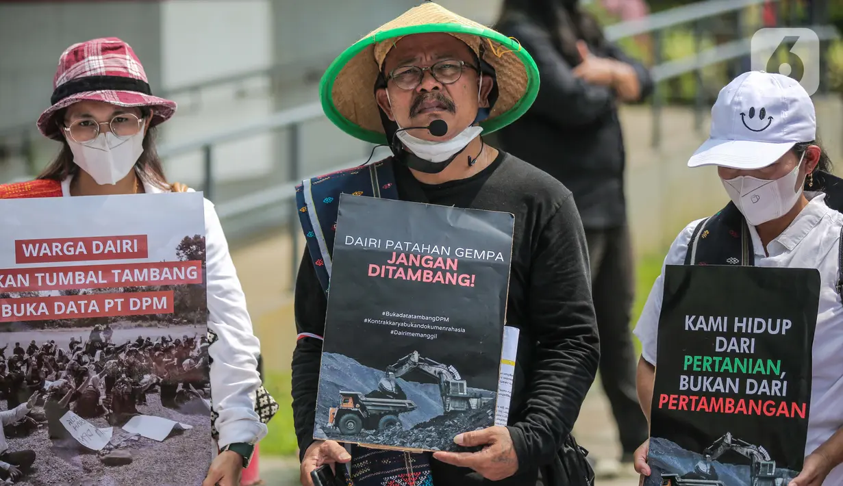 Sejumlah orang yang tergabung dalam warga Dairi Sumatera Utara menggelar aksi di depan Kedutaan Besar China di Jakarta, Rabu (24/8/2022). Dalam aksinya mereka menolak tambang di daerah Dairi dikarenakan dapat membahayakan lingkungan serta jiwa penduduk sekitar. (Liputan6.com/Faizal Fanani)