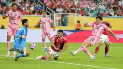 Kiper Al Ahly, Mohamed El Shenawy, berusaha menghalau bola tendangan pemain Inter Miami, Tadeo Allende, pada pertandingan pembuka Grup A Piala Dunia Antarklub 2025 di Hard Rock Stadium pada Minggu (15/6/2025). (AP Photo/Rebecca Blackwell)