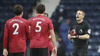 Duet bek Manchester United, Harry Maguire dan Victor Lindelof (kiri). (AFP/Nick Potts)