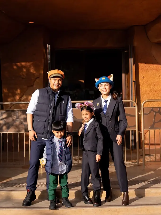 Chelsea Olivia keluarga artis saat liburan ke Disneyland Shanghai, China. [@chelseaoliviaa]