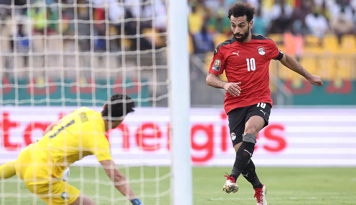 Mesir berusaha untuk menyamakan kedudukan di babak kedua. Hasilnya, Mohamed Salah berhasil mencetak gol penyeimbang lewat tendangan kaki kirinya dari jarak dekat pada menit ke-53. (AFP/Kenzo Tribouillard)