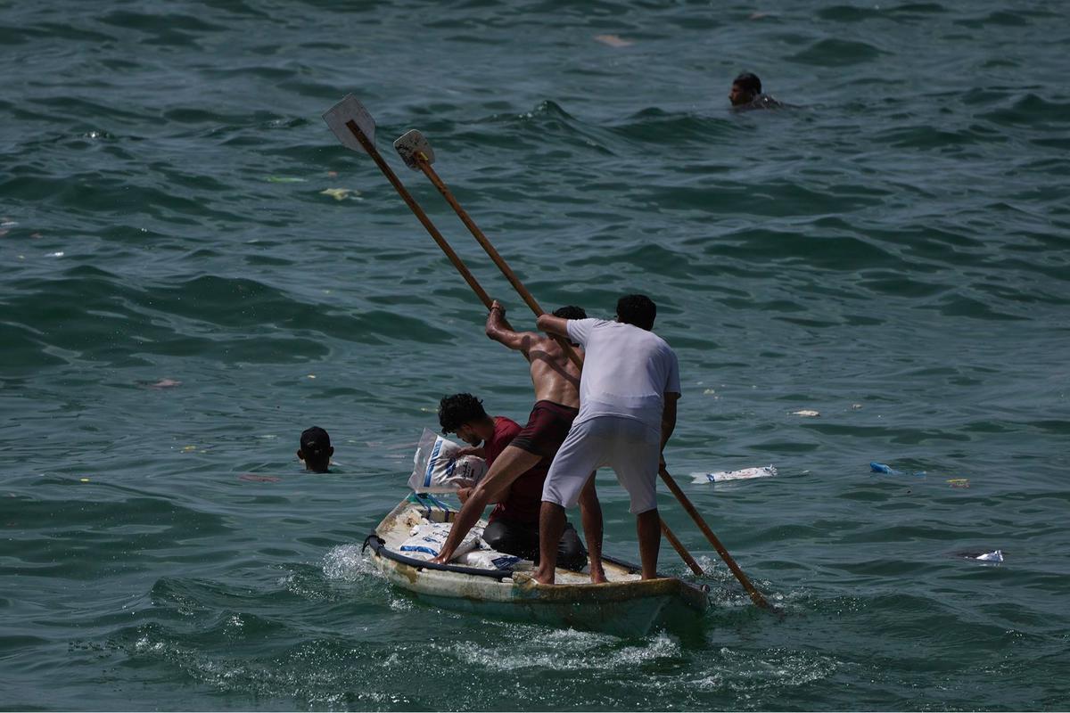 FOTO: Di Tengah Krisis, Warga Gaza Berebut Bantuan yang Tercebur ke Laut Mediterania