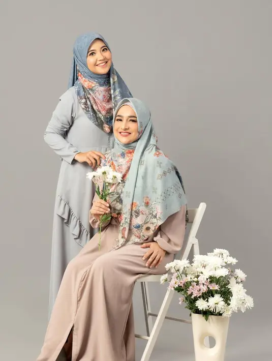 Gamis warna pastel polos paling pas dipadukan dengan hijab segi empat bermotif floral seperti Cindy Fatika Sari ini. [Instagram/cindyfatikasari18]