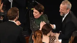 Reaksi Olivia Colman sesaat setelah namanya diumumkan menerima penghargaan perhelatan Oscar 2019 di Dolby Theatre,  Minggu (24/2). Olivia Colman meraih piala Oscar 2019 sebagai Aktris Pemeran Utama Terbaik di film The Favourite. (VALERIE MACON / AFP)