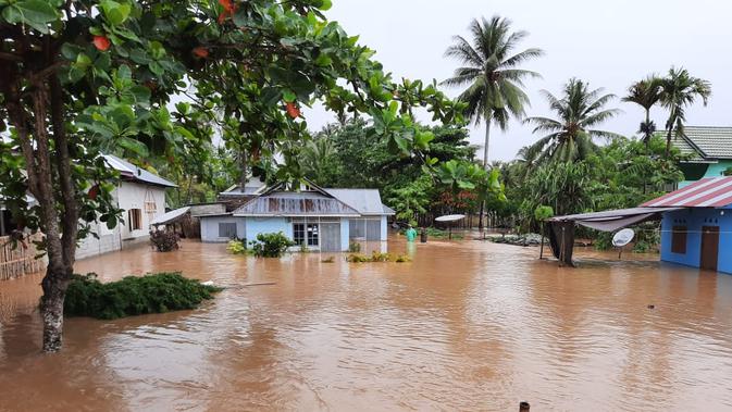 Banjir melanda Kecamatan Anggrek Gorontalo Utara, tepatnya di Desa Tolango. (Liputan6.com/ Arfandi Ibrahim)