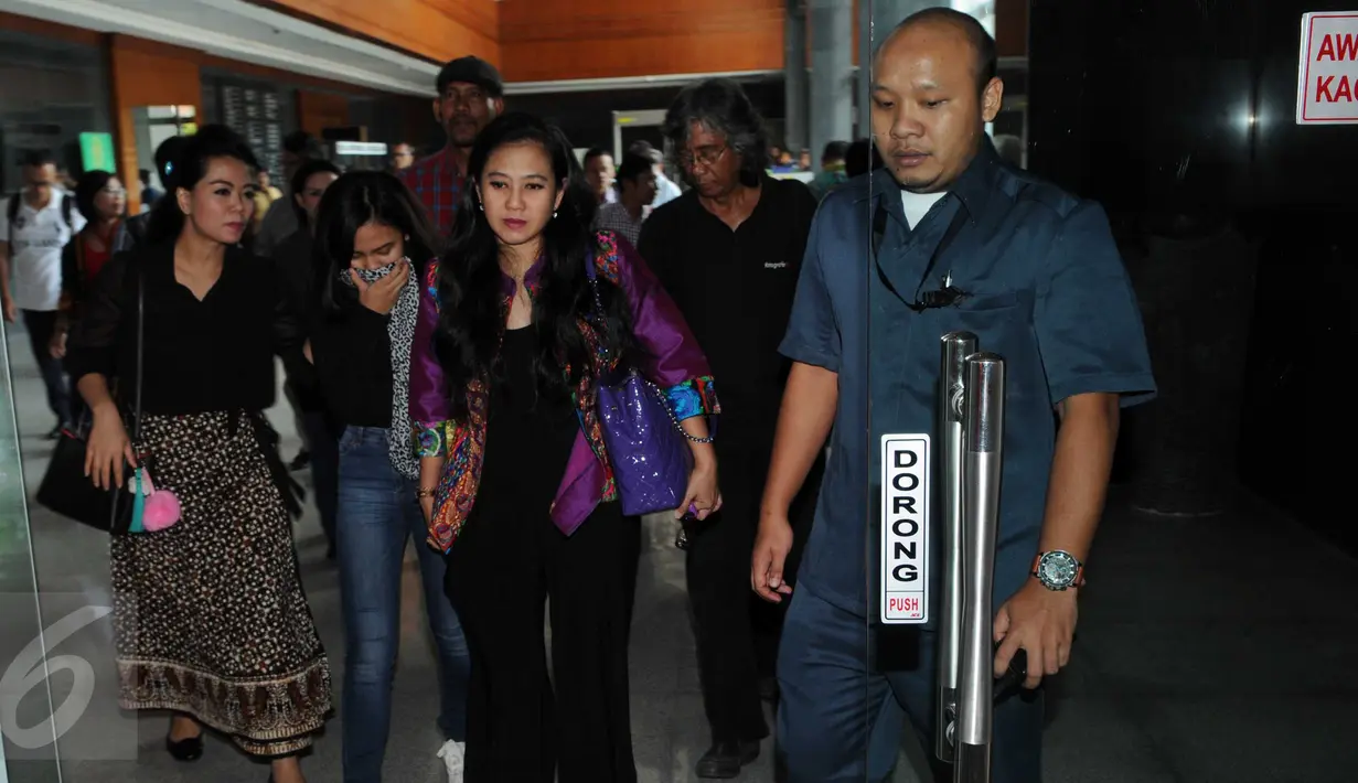 Terdakwa kasus korupsi proyek Kementerian PUPR, Damayanti Wisnu Putranti, usai menjalani sidang perdana di Pengadilan Tipikor, Jakarta, Rabu (8/6). Sidang mengagendakan pembacaan dakwaan oleh Jaksa Penuntut Umum KPK. (Liputan6.com/Helmi Afandi)