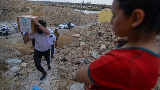 Bulan Ramadhan, Relawan Irak Distribusikan Makanan ke Kota Mosul