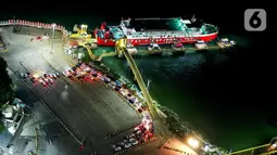 Ribuan kendaraan memadati kawasan Pelabuhan Merak, Banten sejak Jumat 28 Maret 2025 malam. (Liputan6.com/Herman Zakharia)