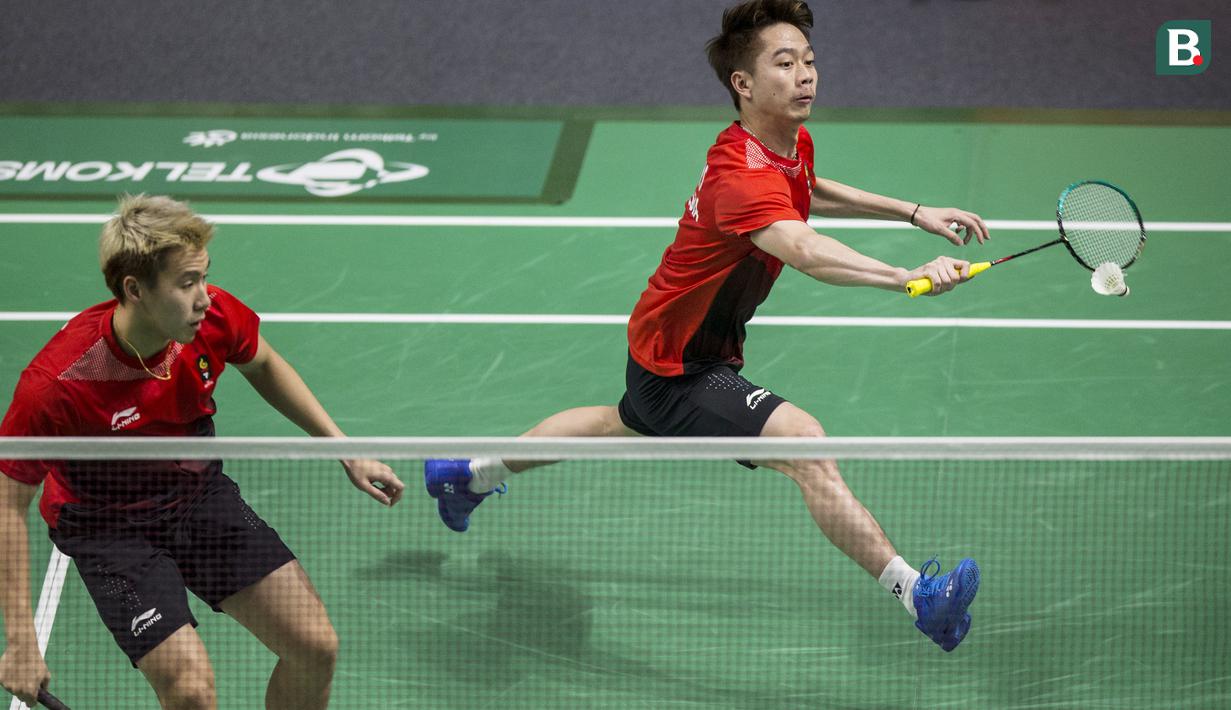 Pasangan Indonesia,Kevin Sanjaya/Marcus Fernaldi Gideon saat menghadapi wakil China Taipei, Lee Jhe-Huei/Lee Yang, pada laga semifinal bulutangkis Asian Games di Istora Senayan, Jakarta, Senin (27/8/2018). (Bola.com/Vitalis Yogi Trisna)