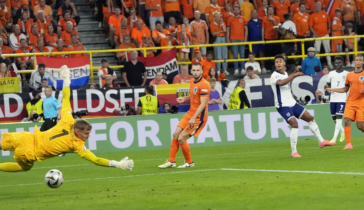 Striker Timnas Inggris, Ollie Watkins (kanan) mencetak gol kedua timnya ke gawang Timnas Belanda pada laga semifinal Euro 2024 di Westfalenstadion, Dortmund, Jerman, Kamis (10/7/2024). (AP Photo/Martin Meissner)