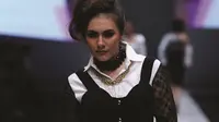 Berikut gaya Wulan Guritno yang sensual dalam balutan busana ala Madonna di panggung Jakarta Fashion Week 2018. (Foto: Feminagroup)