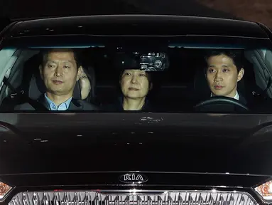 Mantan Presiden Korea Selatan, Park Geun-hye berada dalam mobil yang membawanya ke rumah tahanan di Uiwang, Seoul selatan, Jumat (31/3) dini hari. Pengadilan Korsel menyetujui pengeluaran surat perintah penahanan terhadap Park (Cho Sung-bong/Newis via AP)