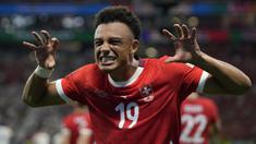 Lolos ke babak perempatfinal Euro 2024, Timnas Swiss mengulangi capaian mereka pada edisi sebelumnya 2020. Lolos ke perempatfinal edisi teranyar dengan mengalahkan juara bertahan Italia 2-0 di babak 16 besar, Timnas Swiss juga mampu mengorbitkan seorang pemain mudanya dalam deretan pencetak gol termuda di ajang Euro 2024. Siapa dia? Ini dia daftar lengkap 3 pencetak gol termuda Timnas Swiss di ajang Euro sepanjang sejarah. (AP Photo/Themba Hadebe)