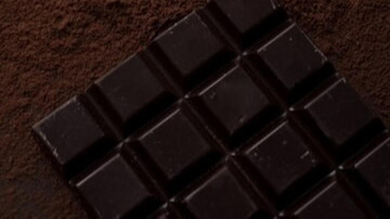 Ilustrasi Makan Cokelat