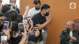 Terdakwa kasus pembunuhan berencana Brigadir Yosua Hutabarat, Richard Eliezer memasuki ruangan persidangan dengan agenda pembacaan duplik atas replik Jaksa Penuntut Umum (JPU) di Pengadilan Negeri Jakarta Selatan, Kamis (2/2/2023). Duplik akan disampaikan usai nota pembelaan mereka atau pledoi dijawab oleh jaksa atau replik pada pekan lalu. (Liputan6.com/Faizal Fanani)