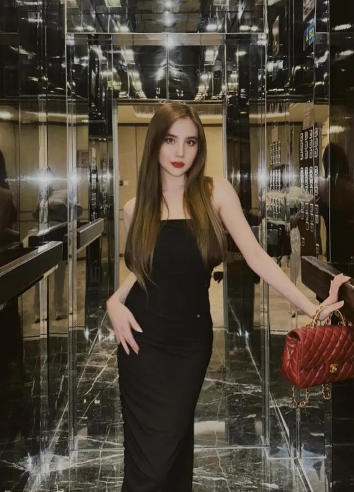 8 Gaya Agatha Chelsea Pakai Dress Panjang, Tampil Anggun dan Cantik Menawan