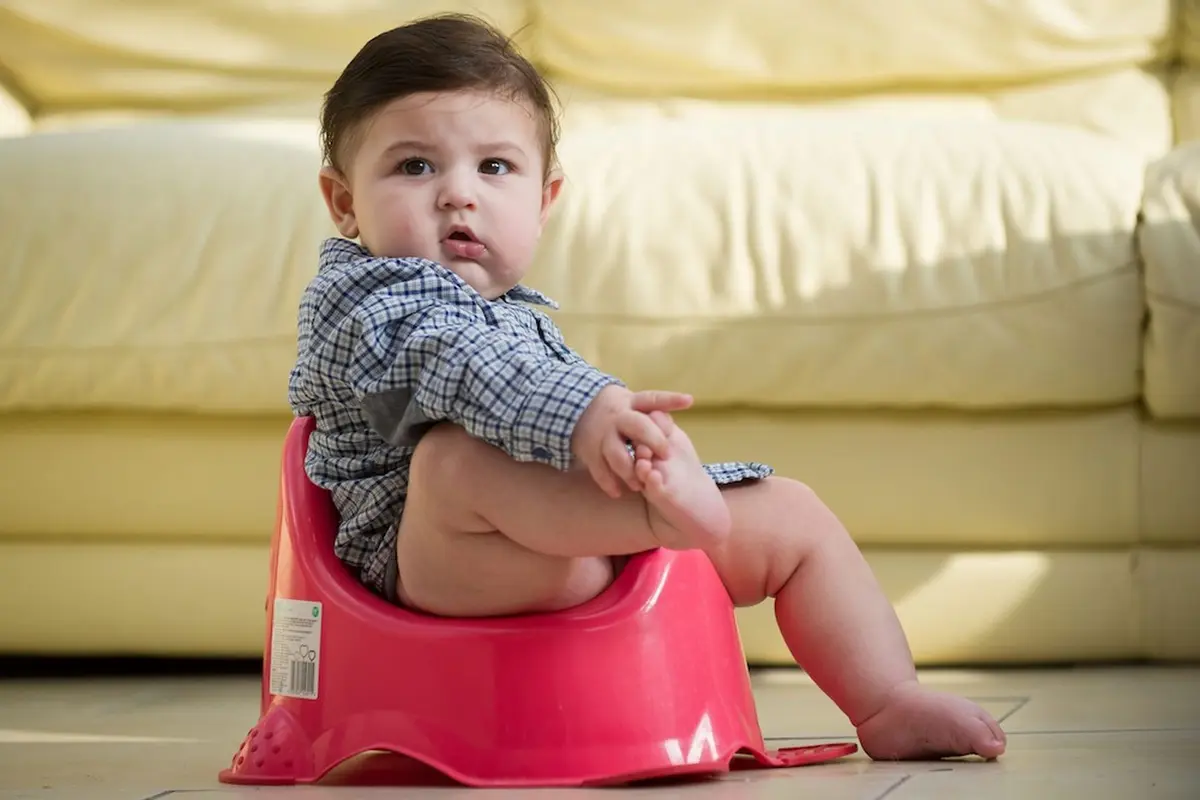 Lucunya, Bayi Ini Tak Mau Gunakan Popok
