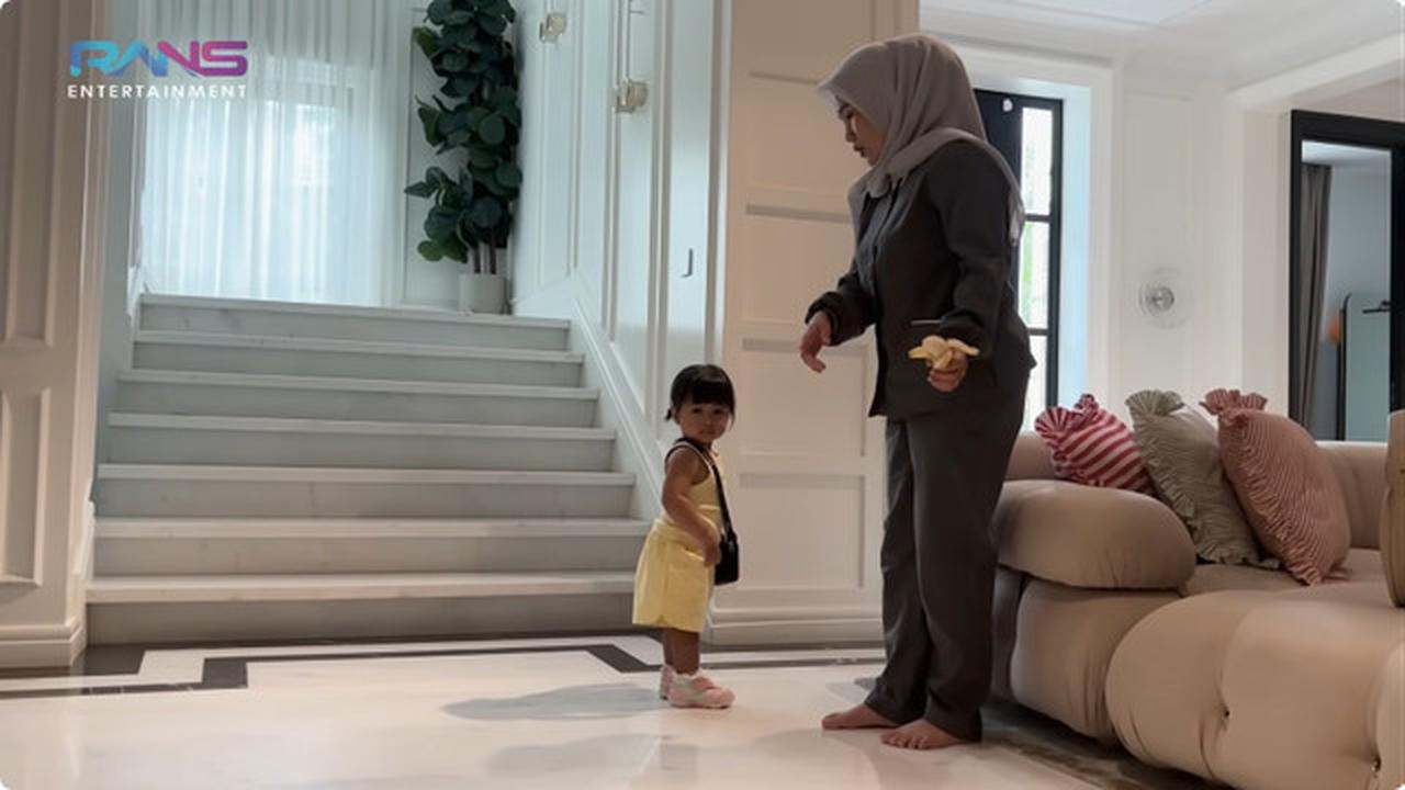 6 Potret Ruang Keluarga Rumah Raffi Ahmad, Jadi Tempat Favorit Lily Bermain