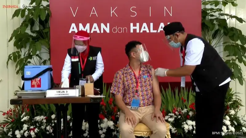 Raffi Ahmad terima vaksin. (tangkapan layar YouTube/ Sekretariat Presiden)