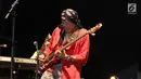 Pemain Bass  Band beraliran Rock God Bless, Donny Fattah menunjukkan aksinya dalam JogjaRockarta International Music Festival 2017 di Stadion Kridosono, Jogjakarta, Jumat (29/9). (Liputan6.com/Herman Zakharia)