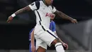 Bek Wolfsberg, Gustav Henriksson (di belakang) bersaing dengan gelandang Tottenham Hotspur, Steven Bergwijn pada leg kedua 32 besar Liga Europa di Tottenham Stadium, Kamis (25/2/2021). Tottenham Hotspur berpesta gol usai menang 4-0 atas Wolfsberger. (Adrian DENNIS / AFP)