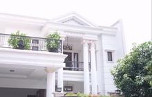 Potret Rumah Mewah Ochi Rosdiana Bernuansa Putih dan Megah Bak Istana dengan Pilar-pilar Tinggi