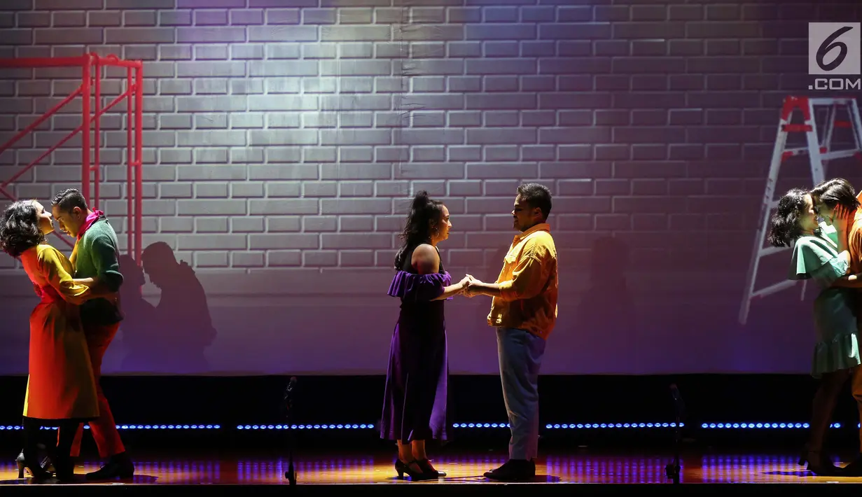 Pemain menghibur penonton pada pertunjukan broadway bertajuk What I Did For Love di Soehanna Hall, Jakarta Selasa (27/8/2019). Untuk pertama kalinya 13 peserta terpilih Indonesia Menuju Broadway yang telah tampil di teater broadway New York menghibut penonton di Jakarta. (Liputan6.com/Fery Pradolo)