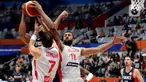 Dua pemain timnas basket Lebanon, Ali Haidar (kanan) dan Karim Zeinoun menahan laju pebasket Perancis pada penyisihan Grup H FIBA World Cup 2023 di Indonesia Arena, Gelora Bung Karno, Jakarta, Selasa (29/8/2023). (Liputan6.com/Helmi Fithriansyah)