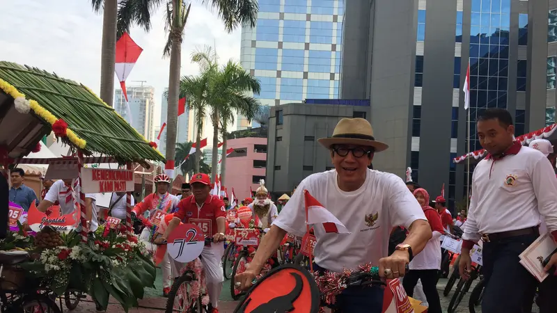 Gaya Menkumham Yasonna Laoly Pakai Sepeda Pemberian Jokowi