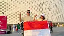 <p>Walau tak masuk Piala Dunia 2022, akan tetapi pasangan ini mengibarkan bendera Merah Putih. [Foto: instagram.com/darius_sinathrya/dagnesia]</p>