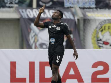 Striker TIRA Persikabo, Osas Marvellous, merayakan gol ke gawang Persib Bandung pada laga Piala Presiden 2019 di Stadion Si Jalak Harupat, Bandung, Sabtu (2/3). Persib kalah 1-2 dari TIRA. (Bola.com/Yoppy Renato)
