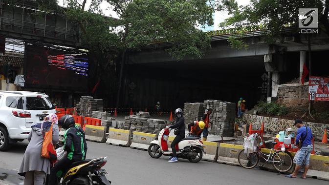 Underpass Sudirman yang ditutup saat perbaikan jalan dan pedestrian di Jalan Kendal, Jakarta, Selasa (5/2). Underpass tersebut ditutup untuk dijadikan pedestrian penunjang Transit Oriented Development (TOD) Dukuh Atas. (Liputan6.com/Immanuel Antonius)