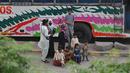 Mereka meninggalkan keluarga di kampung untuk mencari nafkah. (Photo by Arif Ali / AFP)