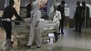 Petugas membawa Julia Perez alias Jupe ke ruang perawatan usai menjalani cuci darah di RSCM, Jakarta (21/4). Kondisi Jupe semakin menurun sejak penyakit gagal ginjal, karena itu ia harus menjalani tindakan medis cuci darah. (Liputan6.com/Herman Zakharia)