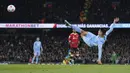 Manchester City kembali memperoleh peluang di sepuluh menit akhir laga. Tembakan voli Joao Cancelo dari dalam kotak penalti yang mengarah ke tiang jauh masih dapat ditepis David De Gea. (AP/Jon Super)
